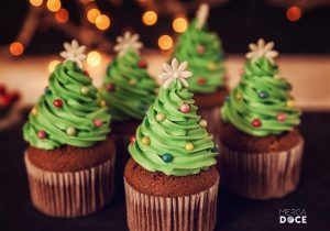 Close em cupcakes formato árvore de natal