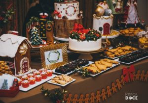 Close em mesa de doces natalinos com decoração de natal