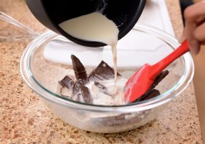 Creme de leite sendo derramado em vasilha com chocolate